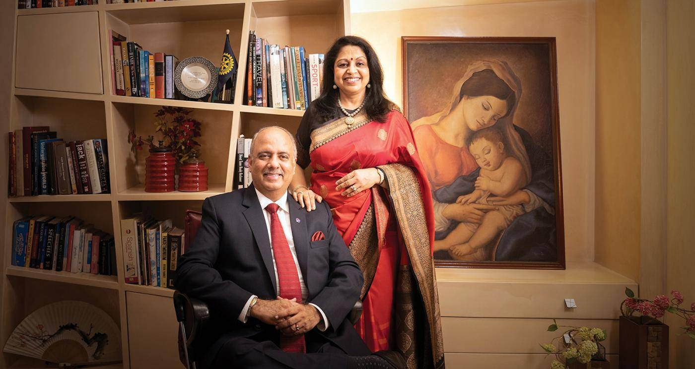 Shekhar e Rashi Mehta na sua residência em Calcutá. Rashi pintou o quadro que aparece na foto.