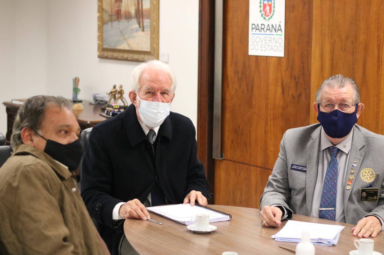 Colaborador do Rotary Club de Bandeirantes, José Elias do Carmo, Vice-Governador Darci Piana e Governador 21-22, Cp. Paulo Roberto Balla.