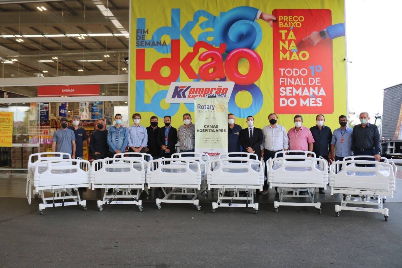 Companheiros do Rotary Club de Timbó e representantes do Komprão Koch Atacadista com as camas obtidas com a campanha.