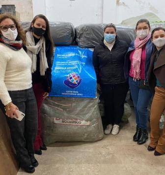 Companheiras do Pampa recebendo os cobertores da sócia do Grupo GBI Geórgia Cleary