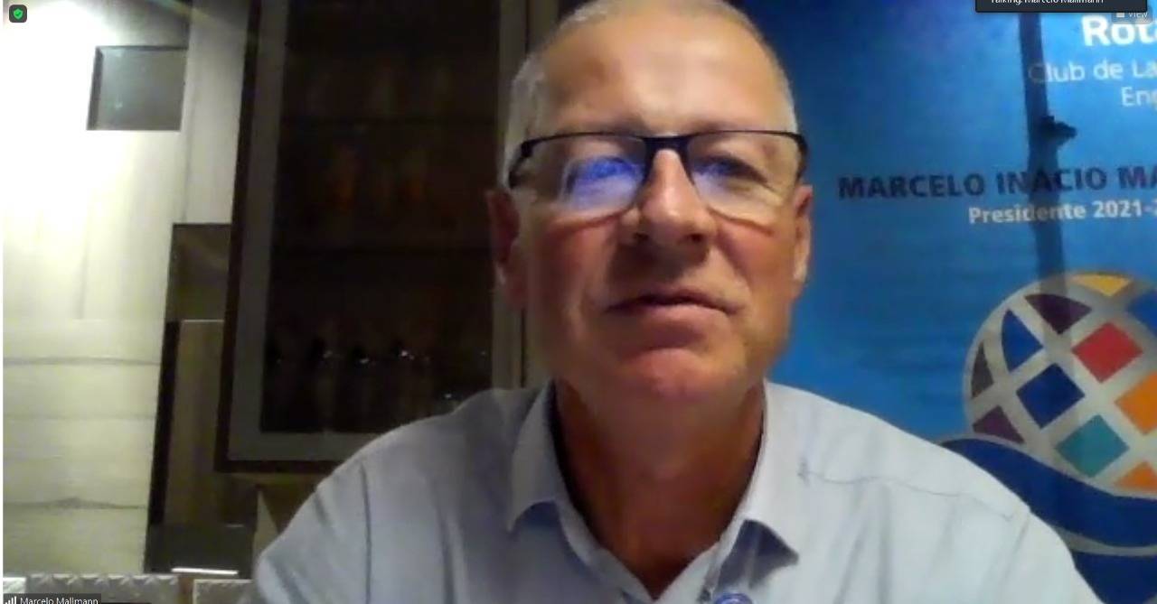 Presidente Marcelo Mallmann agradecendo a presença dos professores 