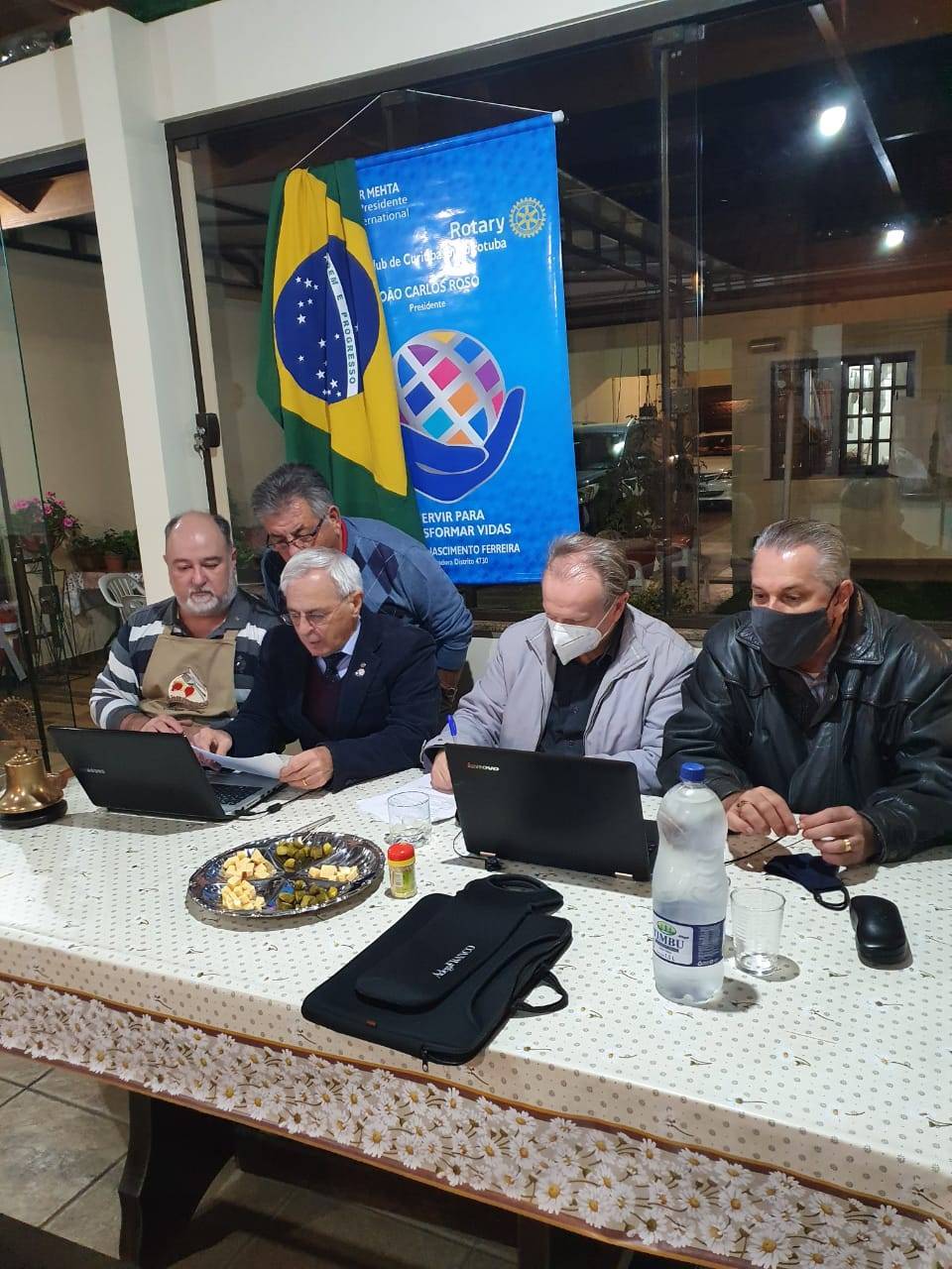 O Presidente Roso conduz a reunião na companhia de Marcos Toledo, Carlos Loyola, Dirceu Andersen e Hugo Ulrich.