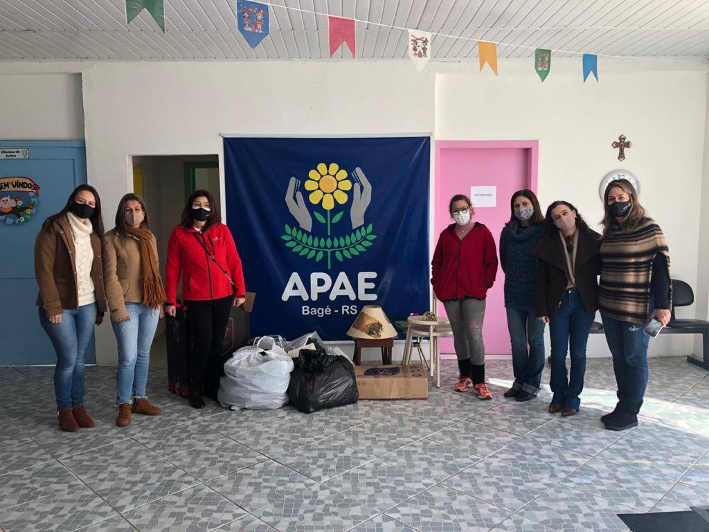 Companheiras na doação para APAE