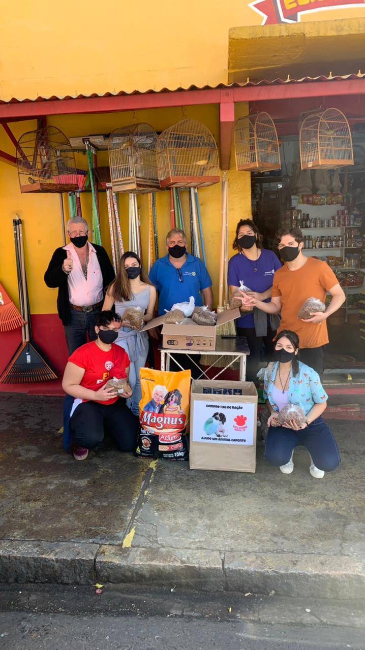 Associados do Interact Club de Olímpia na arrecadação de ração.