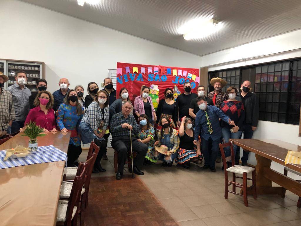 Companheiros na reunião Julina.