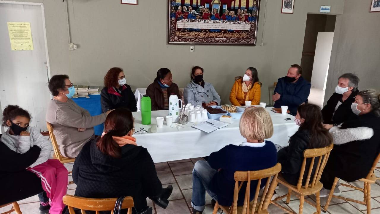Representantes do Rotary Club de Cachoeira do Sul Arrozais reunidos com Conselho da Comunidade Nossa Senhora das Dores