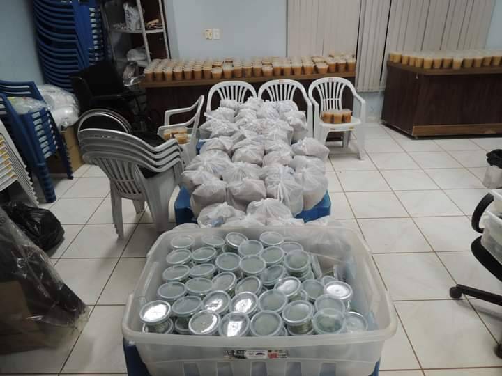 Rotary Club de Chapadão realiza noite de Caldos. Aconteceu no dia 7 de agosto. Desde a quinta feira, os preparativos como montagem da infra estrutura para a produção, já estavam acontecendo. Na sexta feira foi dia de começar a preparar os alimentos e sábado durante todo o dia, os rotarianos se empenharam com afinco para conseguir deixar tudo pronto até as 18:00hs. Foram servidos 2 tipos de caldos: de frango e de costela e as entregas foram realizadas de acordo com os protocolos de biossegurança do município. O evento foi um sucesso.