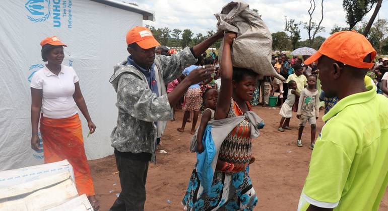 Trabalhadores humanitários fornecendo alimentos para refugiados no assentamento de Lóvua, em Angola, em 2018