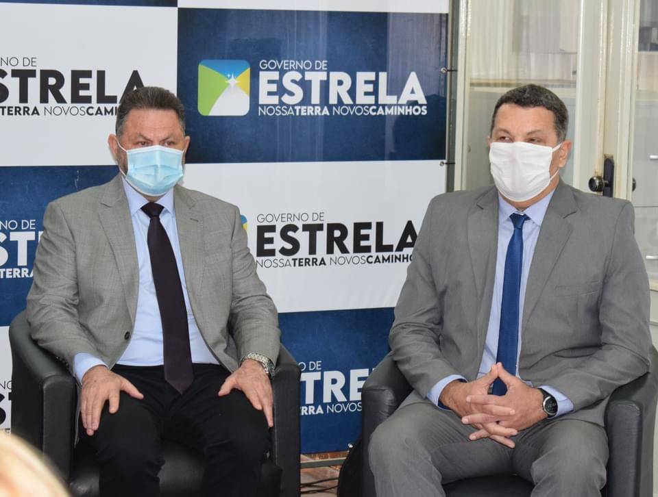 Companheiro Cesar a esquerda do Prefeito Municipal