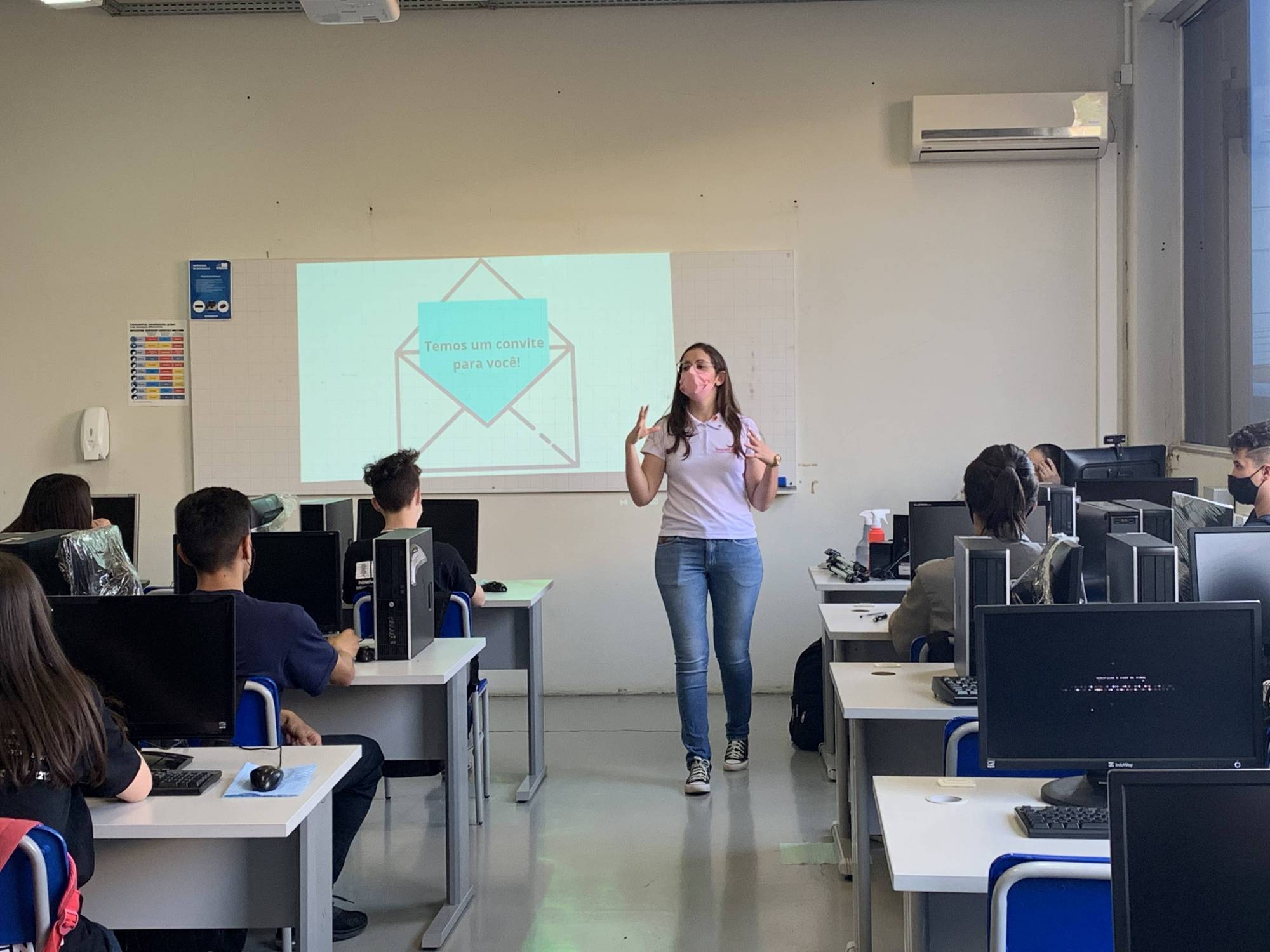 Companheira Luana Bussato apresentando projeto para turma  do SENAI