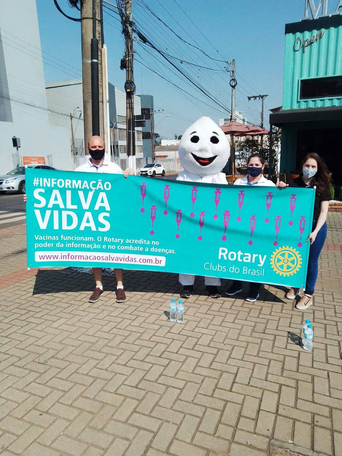 Presidente Sandra com companheiros do Club