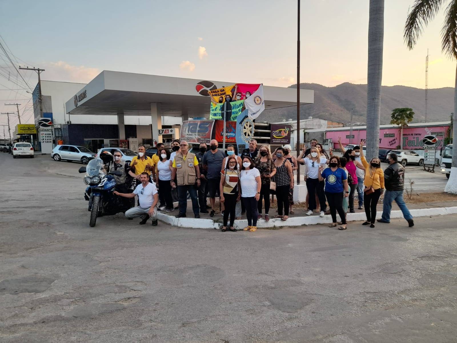 Recepção das comitivas no marco rotário da cidade de Campos Belos.