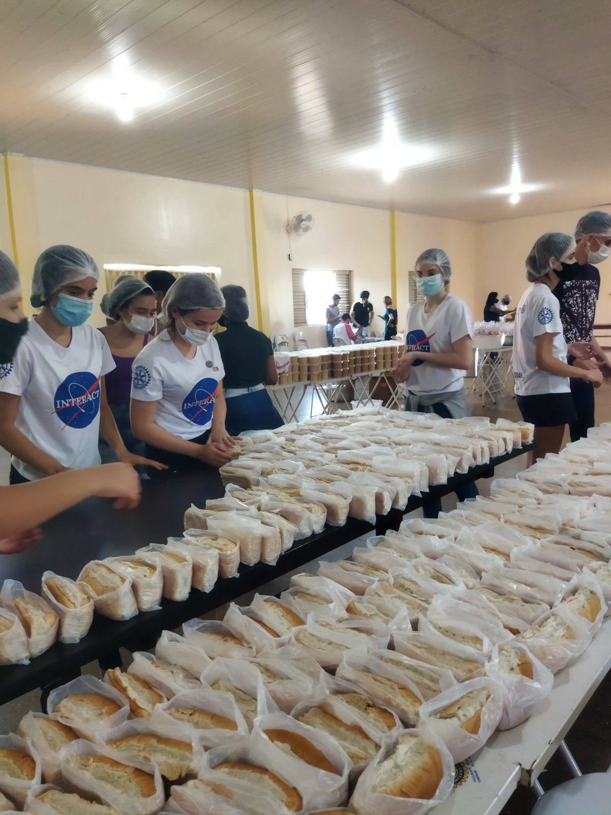 Fizemos um kit que tinha feijão tropeiro, canjica,maçã do amor, caldo de milho e cachorro quente e nós ficamos responsáveis pelo cachorro quente.