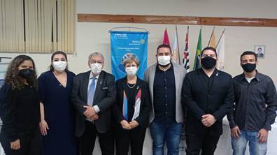 Da esquerda p/ direita: Protocolo Lucinéia, Vice-presidente Gabriela, Governador Biella, Dona Ivani, Presidente Gualther, Past President Erik e Tesoureiro Guilherme