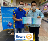 Entrega de Certificados de agradecimento para o gerente do Shibata Caçapava, Sr Wilson.