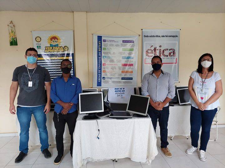 Recebemos em nossa sede hoje a doação de 37 monitores, 34 mouses e 59 teclados da empresa Laticinios Bela Vista (Piracanjuba). O clube foi representado pelo seu Tesoureiro Elienai Barbosa e Diretor de Imagem Pública Juliano Maia, agradecemos a Supervisora de Meio Ambiente da Piracanjuba Eloana de Souza e ao Assistente de TI Anderson Chaves por essa preocupação no descarte correto uma forma de gestão de resíduos e logística reversa bem feita. O material será vendido de forma correta e o valor arrecadado será destinado a Cooperativa de Catadores de Materiais Recicláveis de Três Rios e a Apae. #logisticareversa #rotaryclubdetresrios #distrito4571 #servirparatransformarvidas #meioambiente #áreadeenfoque #dardesisempensaremsi