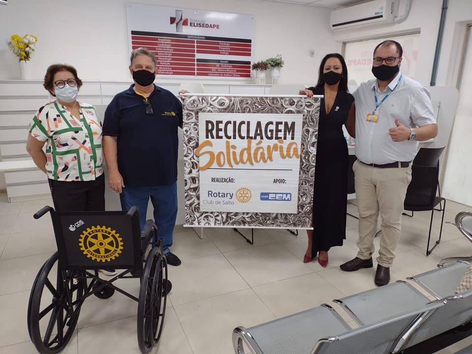 Em parceria com o Rotary Club de Salto/SP e a Rede das Lojas CEM,  promovemos ontem a doação de uma (01) cadeira de rodas para o Instituto Elisedape de Três Rios, para uso exclusivo dos pacientes da clínica que atende através do SUS.  Estiveram presentes ao ato a Presidente do Rotary Club de Três Rios Rosângela Leite, o Diretor de Projetos Humanitários José Carlos Coelho e o Gerente das lojas CEM Cleiton Almeida.  Queremos agradecer aos diretores dessa importante  rede por viabilizar com o Rotary Club de Três Rios essa importante entrega, fruto da campanha de recolhimento de lacres de latinhas nas 289 lojas do grupo.  Esse esforço conjunto das lojas, que ainda não chegou ao fim, já possibilitou a troca por 60 cadeiras de rodas. Obs.: são necessárias 120 garrafas pets completa de lacres para trocar por uma (01)  cadeira de roda.  Assim, uma dessas cadeiras foi destinada à loja de Três Rios, pela boa participação e envolvimento de toda a equipe local com o projeto.  Parabéns Lojas CEM pela Responsabilidade Social empreendida em todo o país por sua organização.  #lojascem #rotaryclubdetresrios #responsabilidadesocial #distrito4571 #dardesisempensaremsi #servirparatransformarvidas