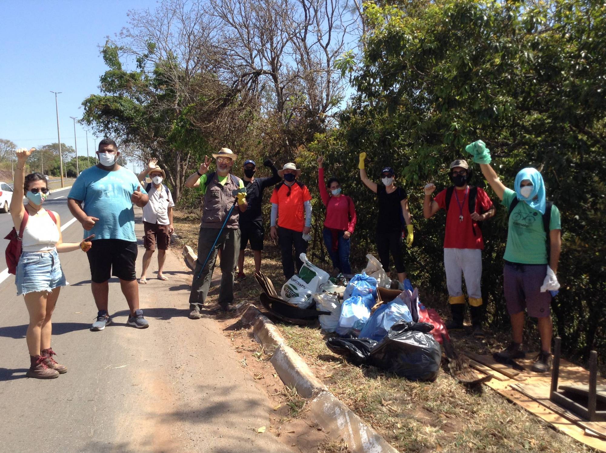 Parte do resíduo recolhido, em 1 Km da EPPR, limpando o córrego Palha.
