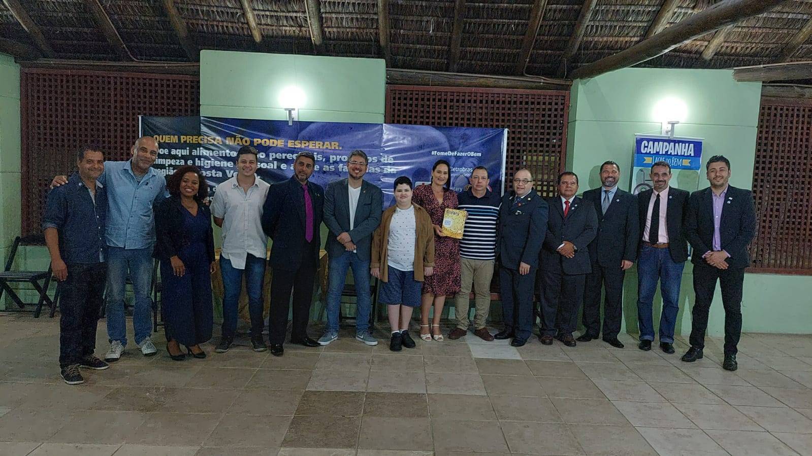 Novos associados comemorando a chegada junto com a Campanha QUEM PRECISA NÃO PODE ESPERAR que ajuda famílias da Costa Verdes em situação de vulnerabilidade.