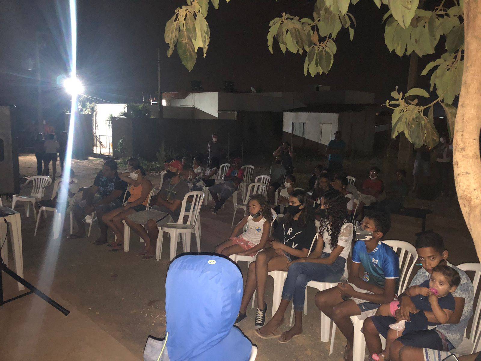 Crianças atentas na exibição do filme 