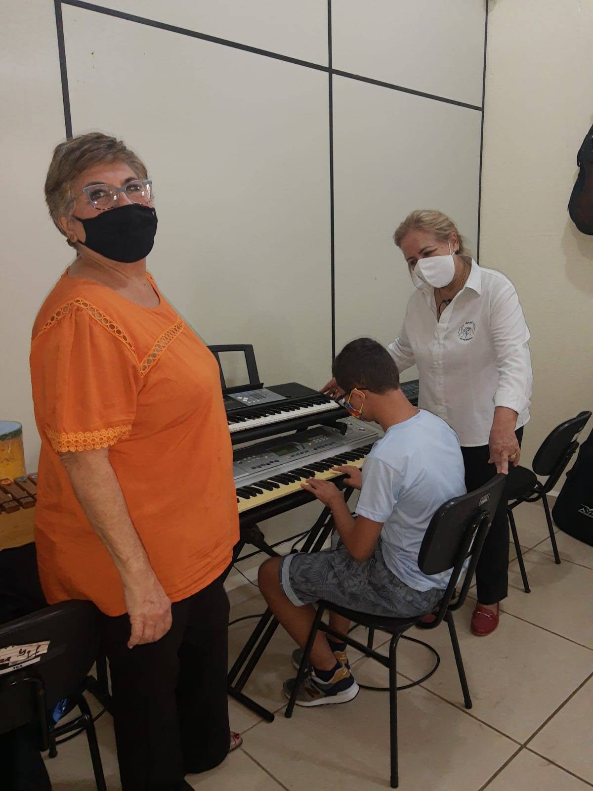 Rotary Club de Araçatuba Bandeirantes faz Doação de Teclado Musical para APAE de Araçatuba - 20/09/2021
