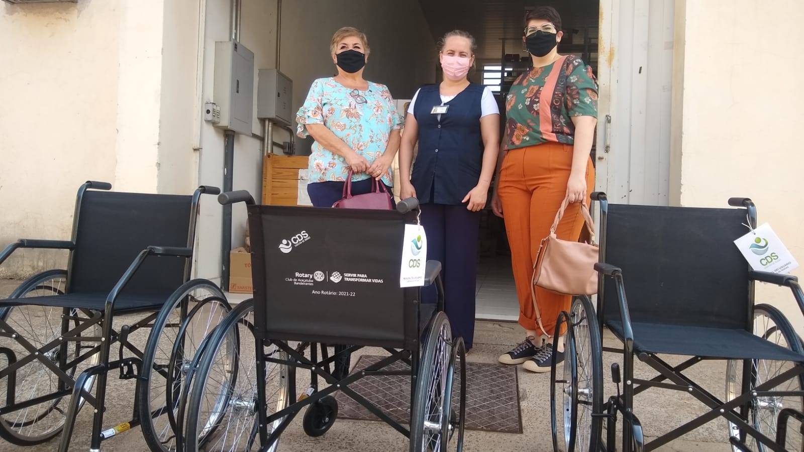 Rotary Club de Araçatuba Bandeirantes faz Doação de 3 Cadeiras de Rodas para Pronto Socorro da Santa Casa de Araçatuba - 25/09/2021