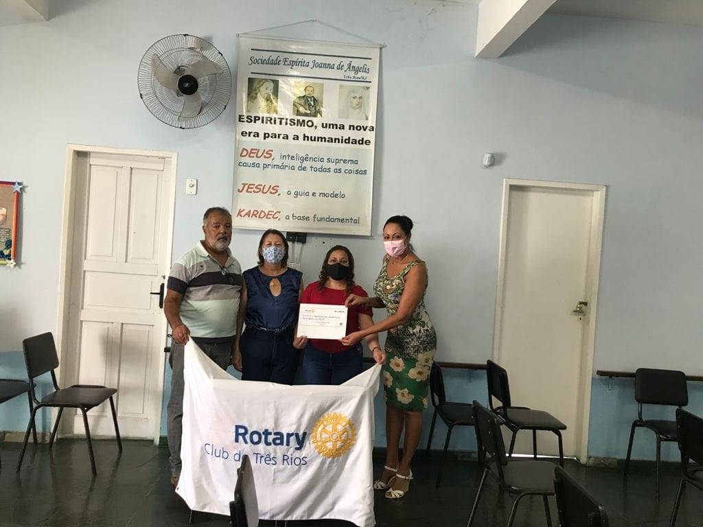 Foi realizado na última sexta-feira a entrega de um cheque simbólico do nosso clube, oriundo de um recurso extra de R$1000,00 para a Sociedade Espírita Joanna de Angelis.  O valor será utilizado na reforma estrutural que a instituição vem passando, principalmente chegando período das chuvas, a instituição vem trocando todo telhado e as janelas para não sofrer mais com infiltrações em suas instalações.  O local que recebe muitas pessoas para realização de trabalho social, principalmente do bairro Vila Isabel. O valor e a doação foi aprovado de forma unânime por todos os associados e entregue pela Presidente Rosângela Leite e o companheiro Marco Aurelio Soares.#rotaryclubdetresrios #dardesi #fazerobem #rotaryemação