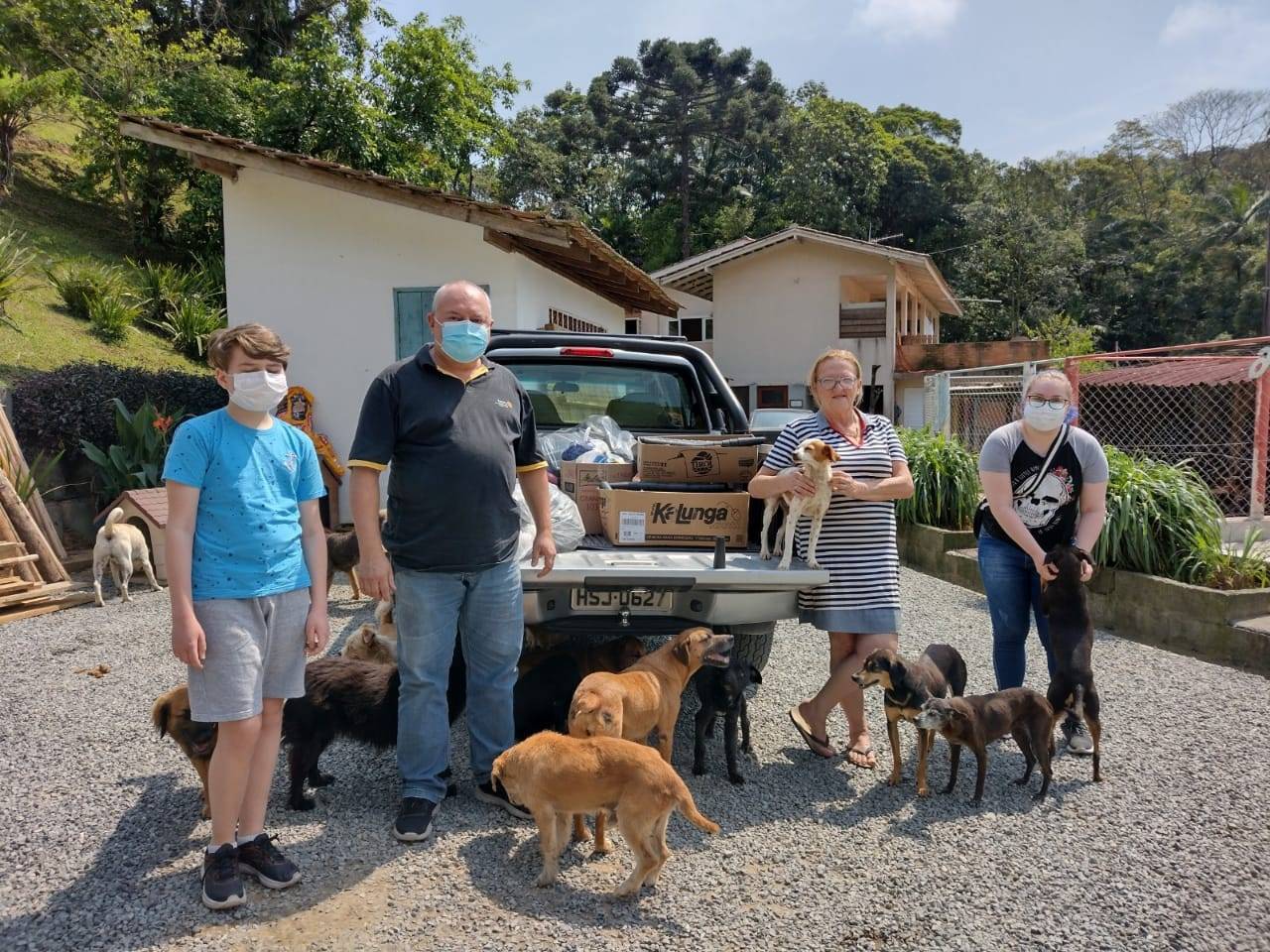 Comp. Carlos Heinz Hoffmann fazendo a entrega dos donativos.