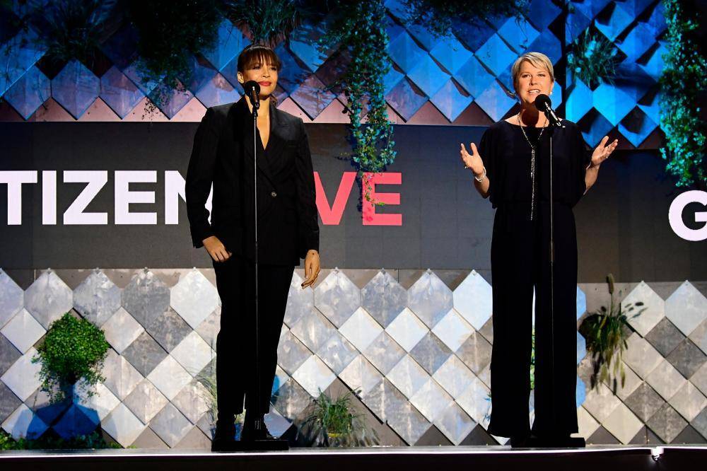 A presidente eleita Jennifer Jones, à direita, anuncia a promessa de US$ 97 milhões do Rotary para projetos sustentáveis durante o evento Global Citizen Live, em 25 de setembro, na cidade de Paris, França. Ao seu lado no palco, a atriz inglesa Carmen Ejogo. Crédito: Getty Images for Global Citizen