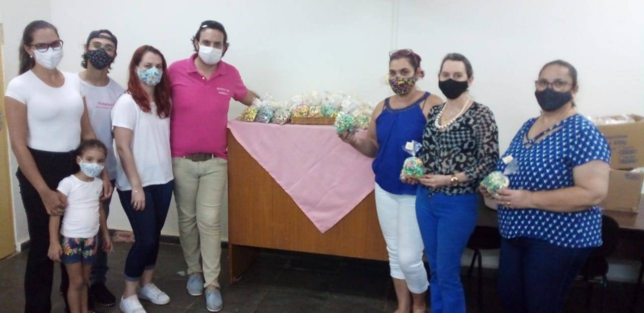  Entrega na Secretaria de Educação para Sandra Queirós, (diretora do ensino fundamental), Jaqueline Durighetto (técnica de planejamento da educação) e Regiane Decurcio (diretora da educação infantil), representando todos os professores da rede municipal de Osvaldo  cruz