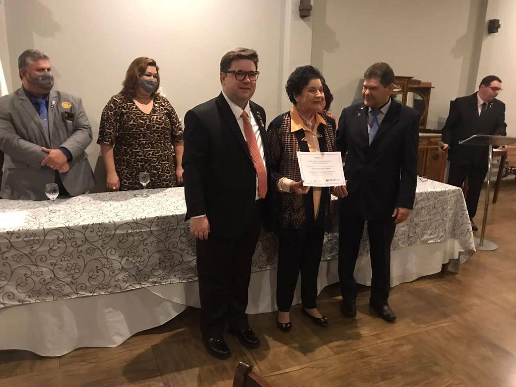 Rotary presta homenagem