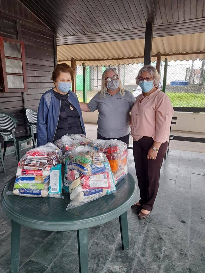 Na foto a presidente Ruth com a presidente da Instituição Sra Maria Helena de Almeida Lambert e a governadora Alaide. As doações de alimentos para a instituição atender algumas famílias carentes de alunos.