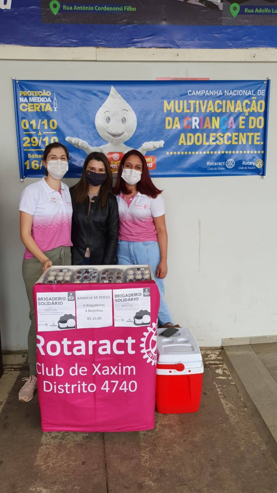 Integrantes do clube juntamente com a presidente Ana Maria Pallaoro (à esquerda) durante a ação. Foto: Divulgação/Rotaract Club de Xaxim