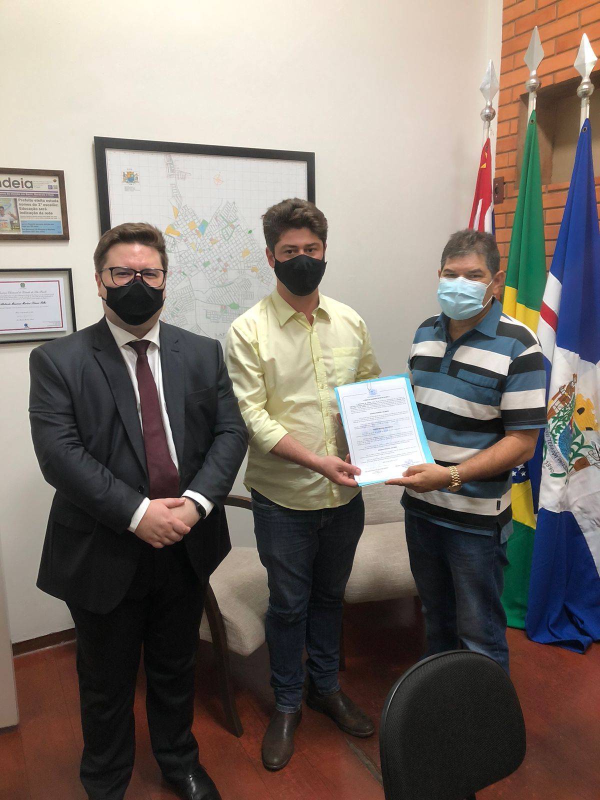 Da esquerda para a direita: César, Secretário e Secretário Executivo do Club, Abelardo, Prefeito Municipal e Antonio Baylão, Presidente do Rotary Club.