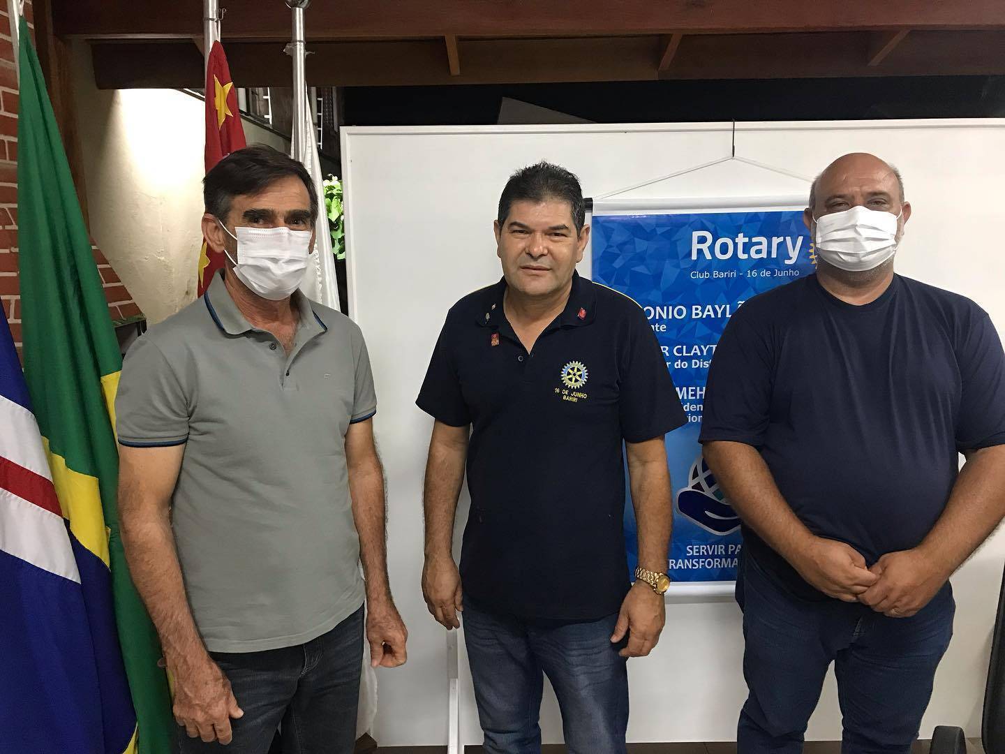 Da esquerda para a direita: Antonio Carlos Botura, presidente da ASSOCICANA, Antonio Baylão Filho, Presidente do Club e Sincleir Policarpo, ambientalista.