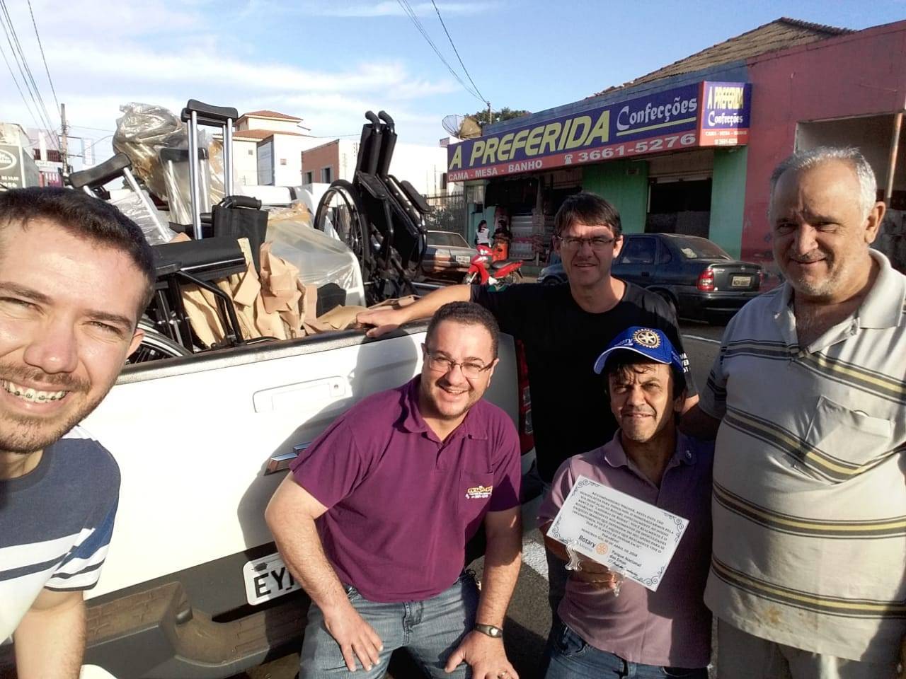 Companheiros recebendo os equipamentos ortopédicos do Coordenador Wagner