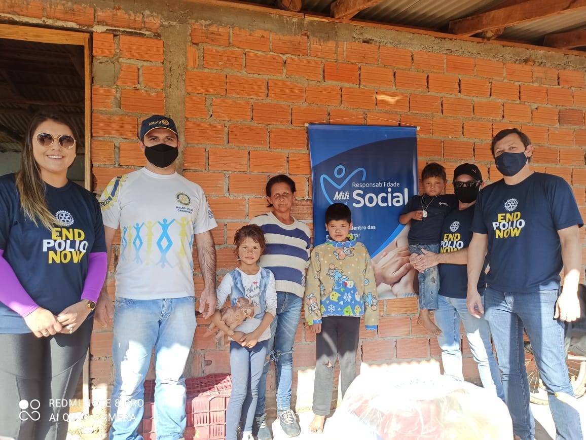 Momento da entrega de Cestas básicas a uma das mais de 180 famílias atendidas.