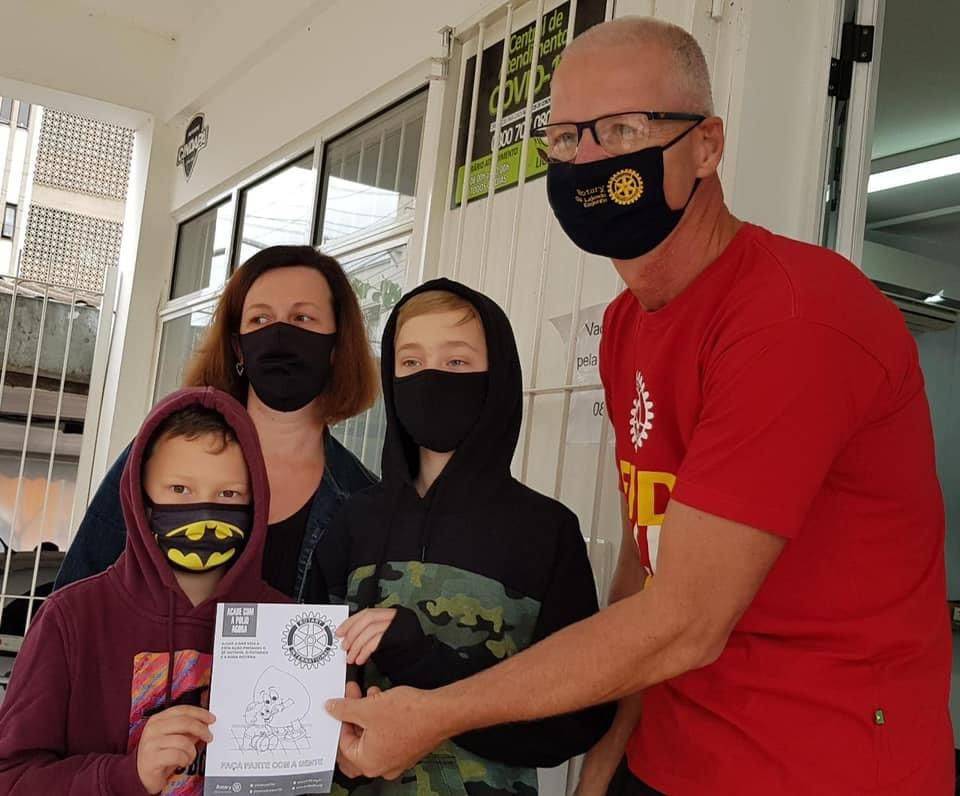 Panfleto para as crianças pintarem que foi distribuído na comunidade