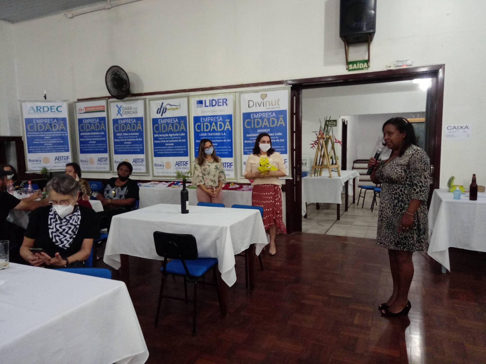 Maria Jussarete fazendo homenagem para o Rotary Club de Cachoeira do Sul Arrozais
