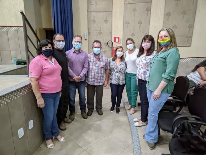 Nesta terça feira dia 16 de novembro, o Rotary Clube de Chapadão do Céu, em parceria com a Câmara de vereadores e Prefeitura Municipal, realizou uma palestra com o tema: Planeta em transformação, clima é fogo. A palestra abordou o tema das adaptações que estão acontecendo com o cerrado,  devido às alterações climáticas e antrópicas. Abordou o tema do fogo, inerente à nossa região e trouxe perspectivas possíveis para nossa comunidade, incluindo ações individuais e coletivas do setor agropecuário, industrial e educacional como forma de buscar a transformação de nosso pensamento sobre a importância da preservação do cerrado e principalmente do Parque Nacional das Emas, Patrimônio Mundial Natural, uma das principais áreas de recarga do aquífero Guarani e considerado um hot spot por abrigar inúmeras espécies de flora e fauna ameaçadas de extinção. Nossa intenção maior foi abrir o diálogo para juntos, construirmos nosso futuro, protegendo nosso bioma. Os palestrantes: Carlos Bianchi - Bacharel em Ciências Biológicas e Mestre em Ecologia pela Universidade de Brasília; Doutor em Wildlife Science pela Oregon State University. Reuber Albuquerque Brandão - Bacharel em Biologia pela Universidade de Brasília e Doutor em Ecologia pela Universidade de Brasília. Foi Analista Ambienal do Instituto Brasileiro do Meio Ambiente (IBAMA) entre 2002 e 2006. Sérgio Brant - Engenheiro Agrônomo pela Universidade Federal de Viçosa com especialização em Gerenciamento de Recursos Naturais pela University of Michigan (EUA). Trabalhou por 40 anos no IBDF, IBAMA e ICMBio.