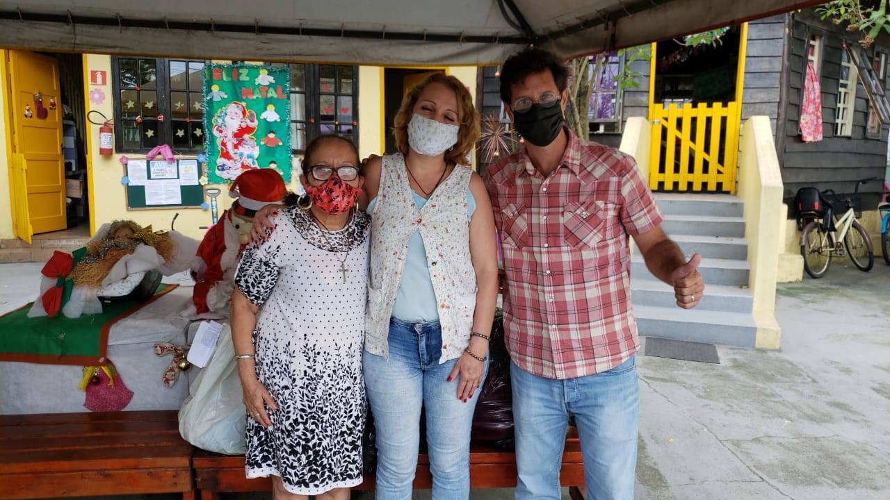 Nosso Presidente entregando doações na Creche Tia Nilda