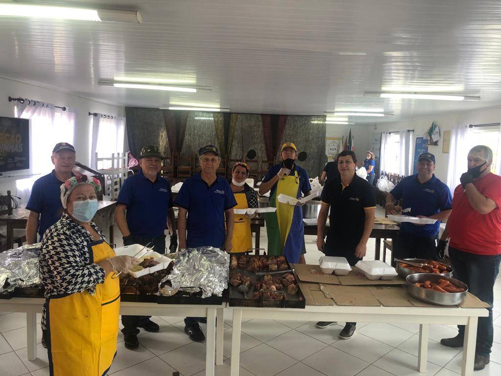 Rotarianos preparando as porções da comida Alemã