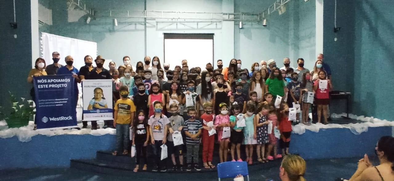 Alunos assistidos pelo projeto com professores, rotarianos e parceiros.
