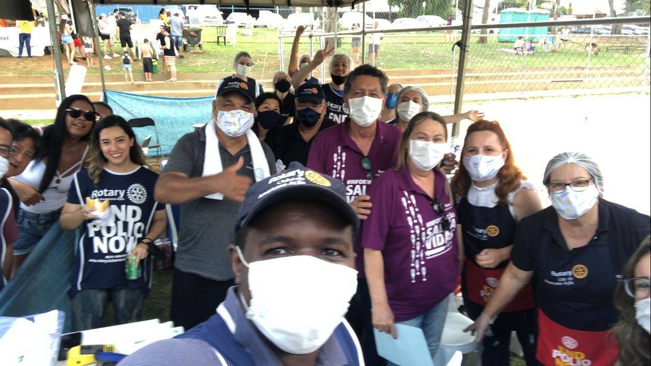 Voluntários do Americana-Ação e o governador Tuka e a coordenadora Ana