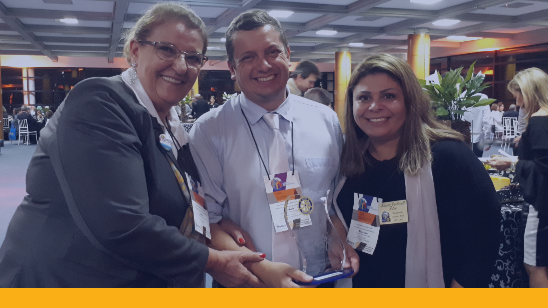 Da esquerda para a direita: Governadora 2017-18, Sueli Inckot, segurando o Troféu Dom Quixote junto com os homenageados da sua gestão, o casal de Secretários Distritais Alfredo e Karina Arten | Foto: Laís Adriana/Arquivo Distrital (2018)