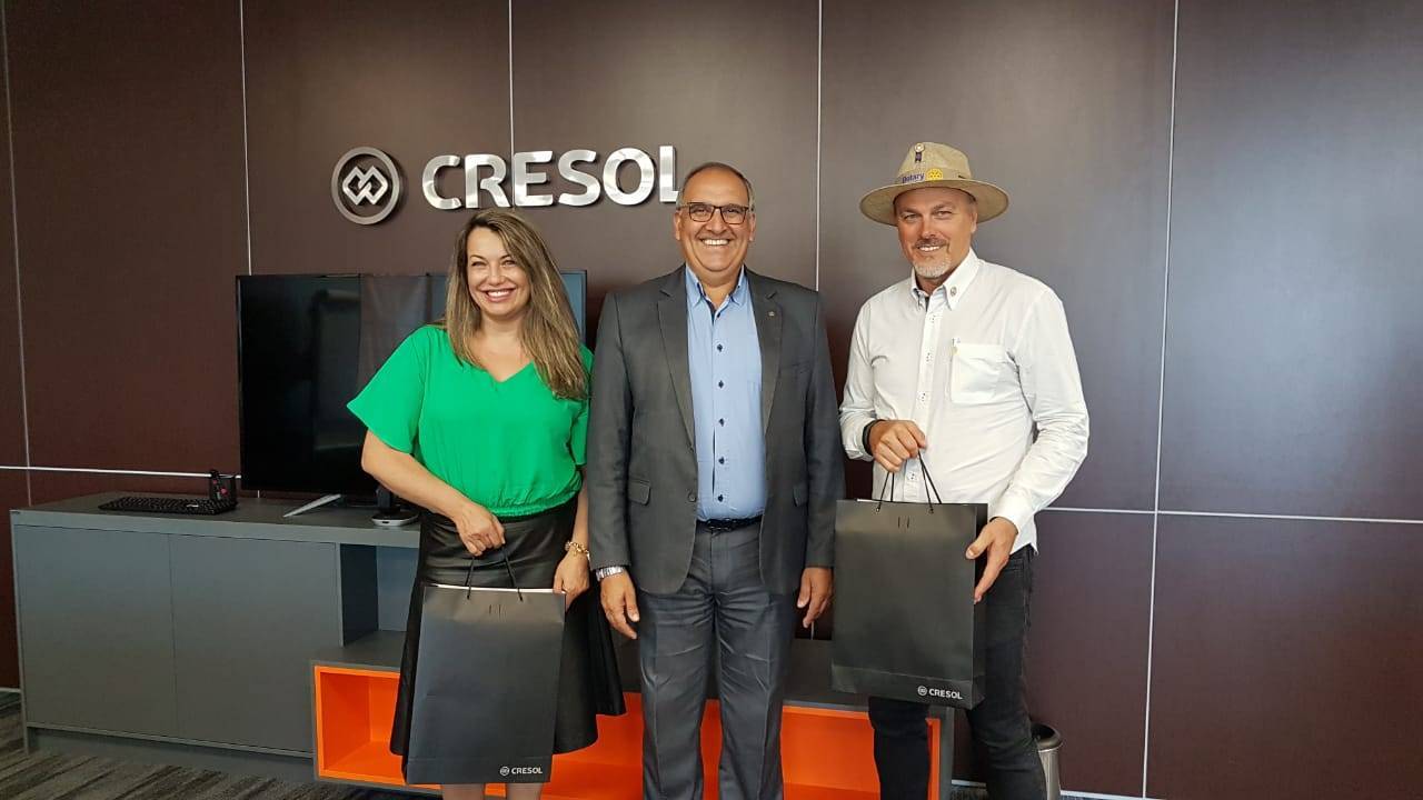 Anne Cristine Gomes da Silva Cavali (esquerda), governadora eleita 2022-23, Sergio Baseggio (direita), governador 2021-22, com o presidente da Cresol Baser, Alzimiro Thomé (centro), que renovou o apoio da cooperativa à governança do Distrito 4640