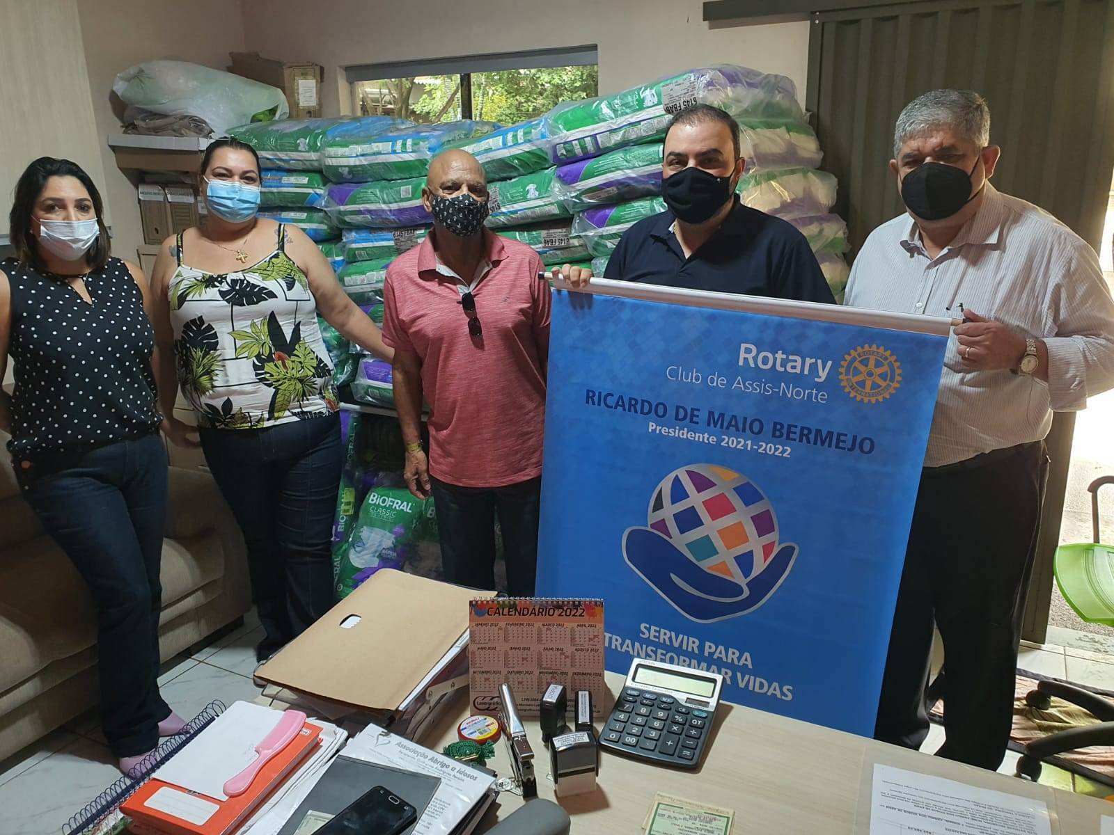 Entrega fraldas descartaveis ao Abrigo dos Idosos de Assis