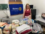 Presidente do Rotary Club do Rio de Janeiro - Dois Irmãos Cibele Endringer embalando as doações
