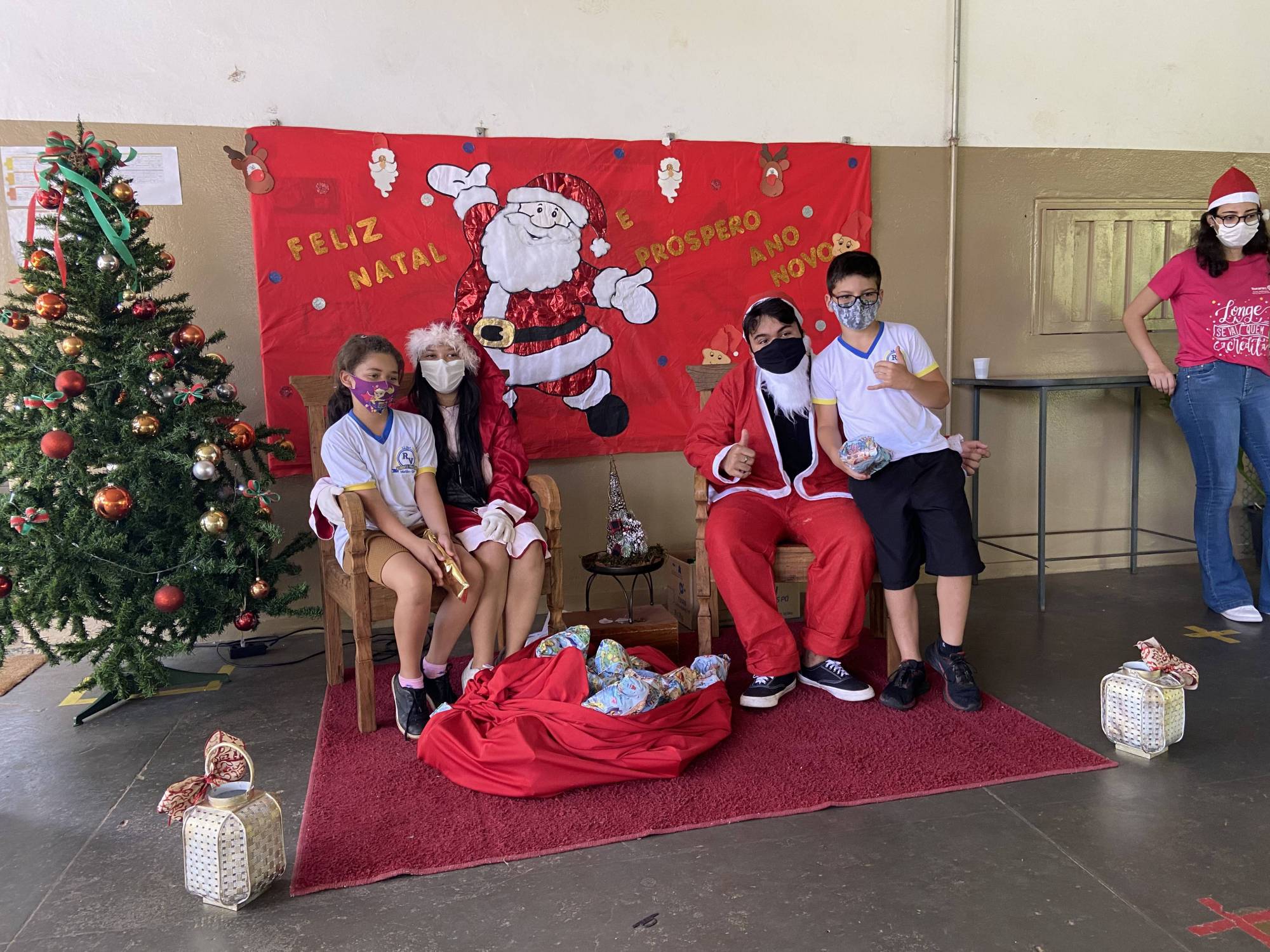 Na imagem em destaque há um registro fotográfico da ação de entrega dos presentes.