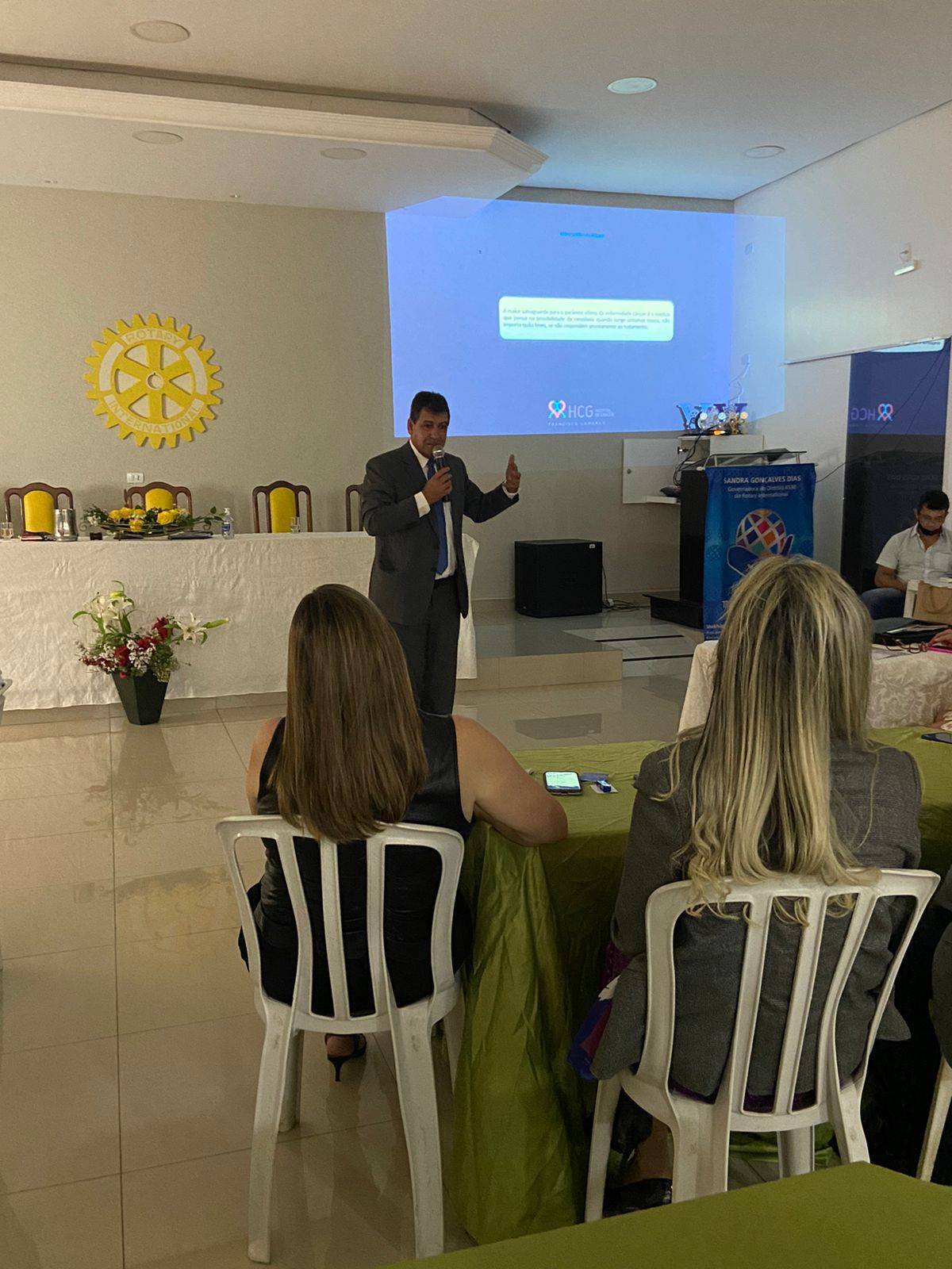 Médico Dr. Wagner Miranda ministra palestra sobre câncer a rotarianos de Trindade - GO